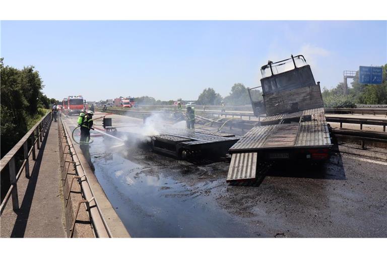 Die Feuerwehr löscht am Freitag den Auflieger eines Lastwagens auf einer Brücke über die Autobahn 6.