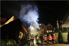 Die Feuerwehr löscht den Brand am Dienstagmorgen in Däfern. Foto: Kevin Lermer/7aktuell.de