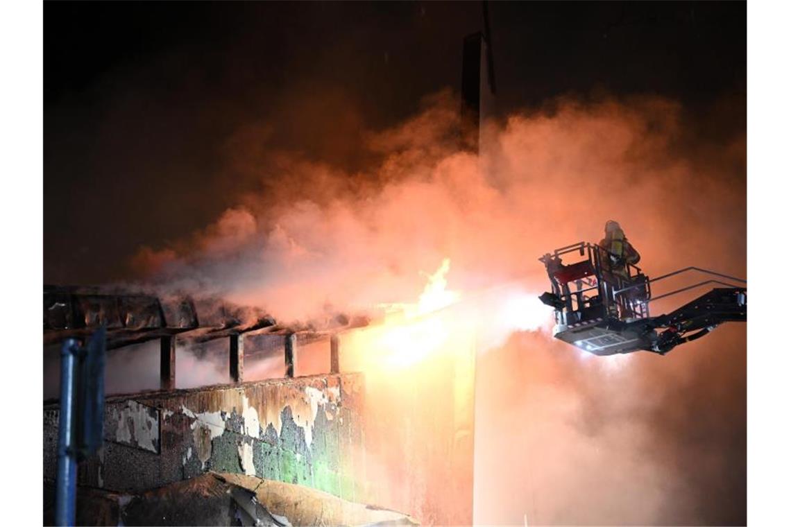 Feuer in Kirche: Ermittler halten Brandstiftung für möglich Die Feuerwehr löscht den Brand, der in der Friedenskirche ausgebrochen ist. Foto: Felix Kästle/dpa