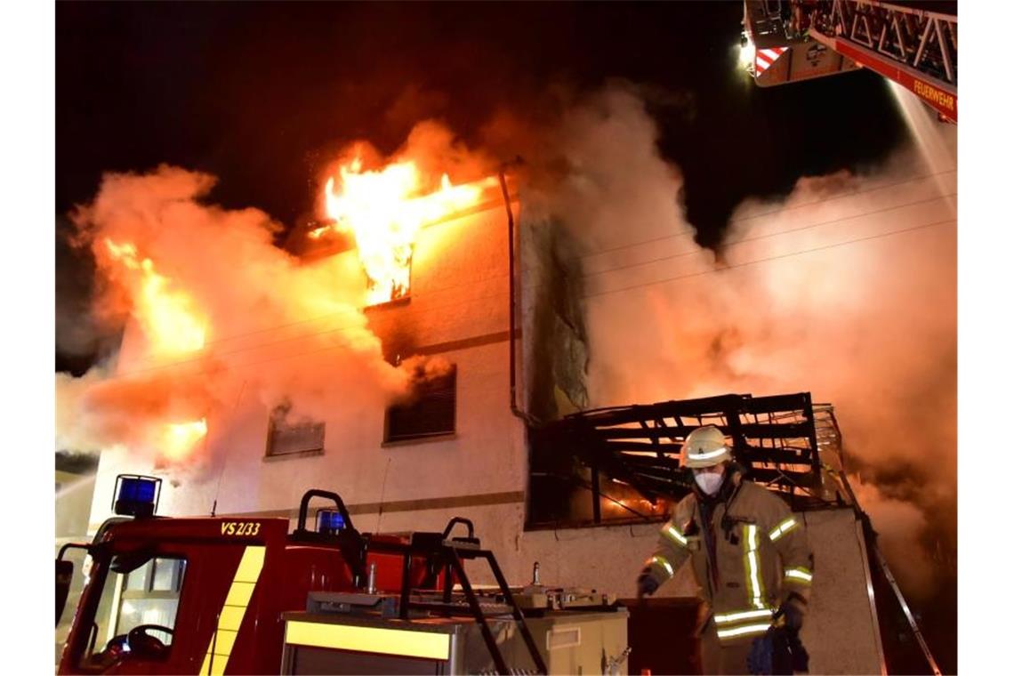 Die Feuerwehr löscht den Brand eines Mehrfamilienhauses in Villingen-Schwenningen (Schwarzwald-Baar-Kreis). Foto: Andreas Maier/dpa
