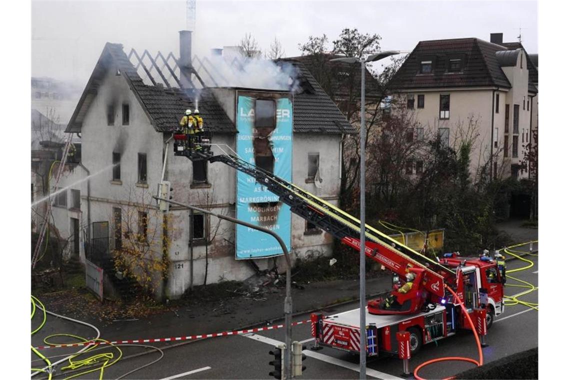 Die Feuerwehr löscht den Brand in einem leerstehenden Gebäude. Foto: Andras Rosar/dpa