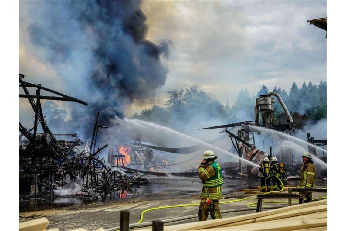 Die Feuerwehr löscht den Brand in einem Sägewerk. Foto: Kohls/Sueddeutsche Mediengesellschaft/dpa