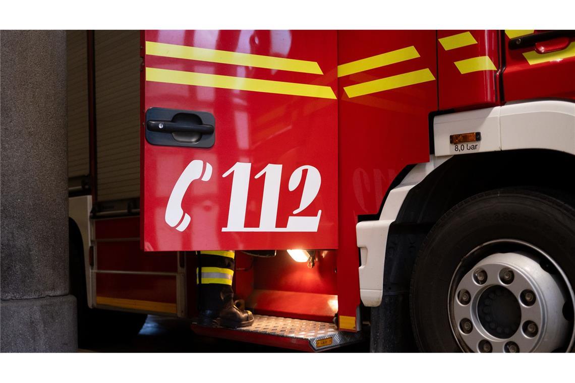 Die Feuerwehr löscht den Brand (Symbolbild).