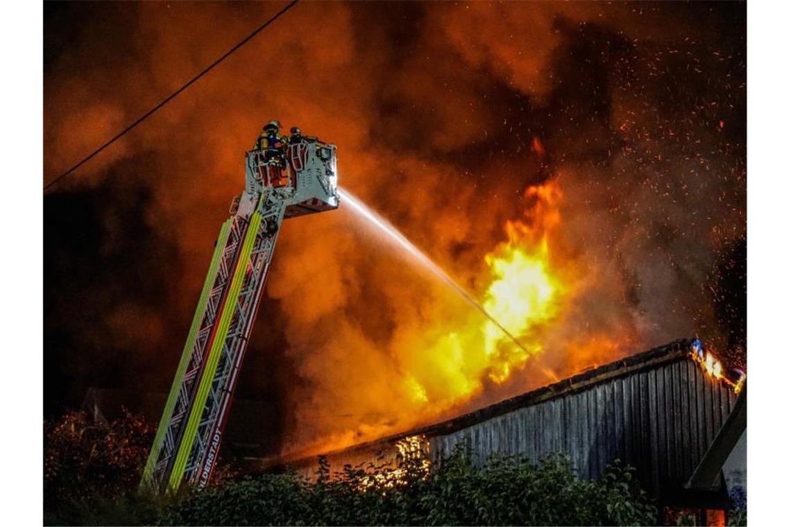 Die Feuerwehr löscht ein brennendes Einfamilienhaus. Foto: Kohls/SDMG