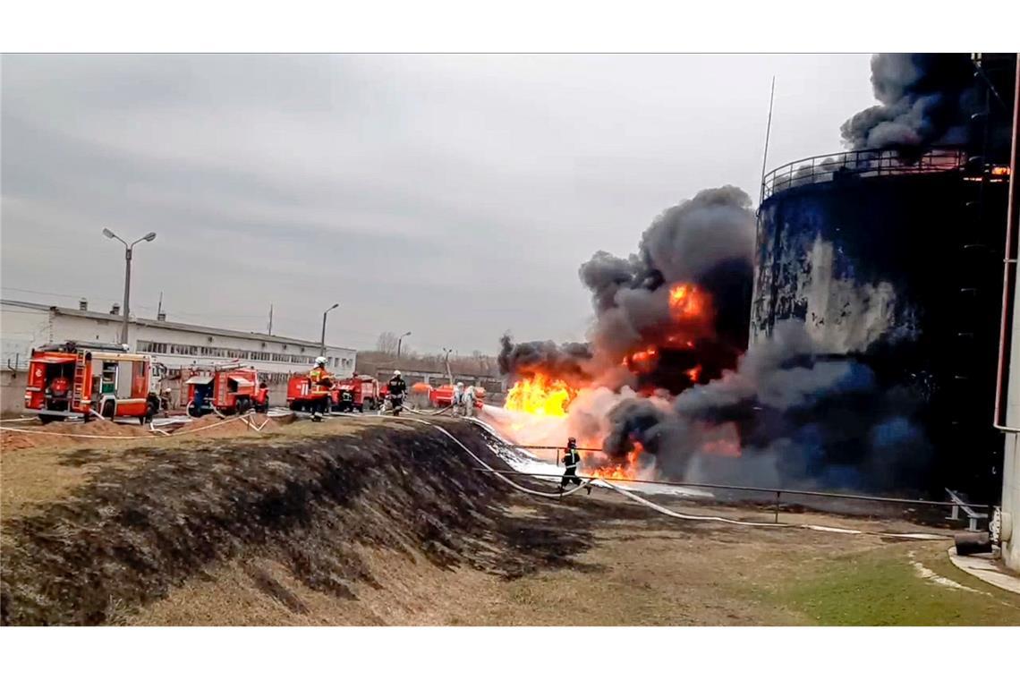 Die Feuerwehr löscht ein in  Brand geratenes Öldepot in Russland. (Archivbild)