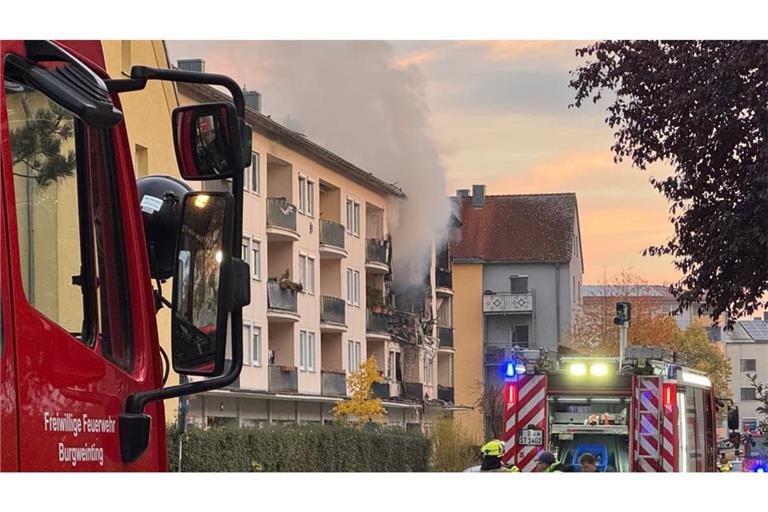 Die Feuerwehr löscht einen Brand nach einer Explosion in einem Mehrfamilienhaus. Nach Angaben der Polizei wurden mindestens vier Menschen teilweise schwer verletzt und in Krankenhäuser gebracht.
