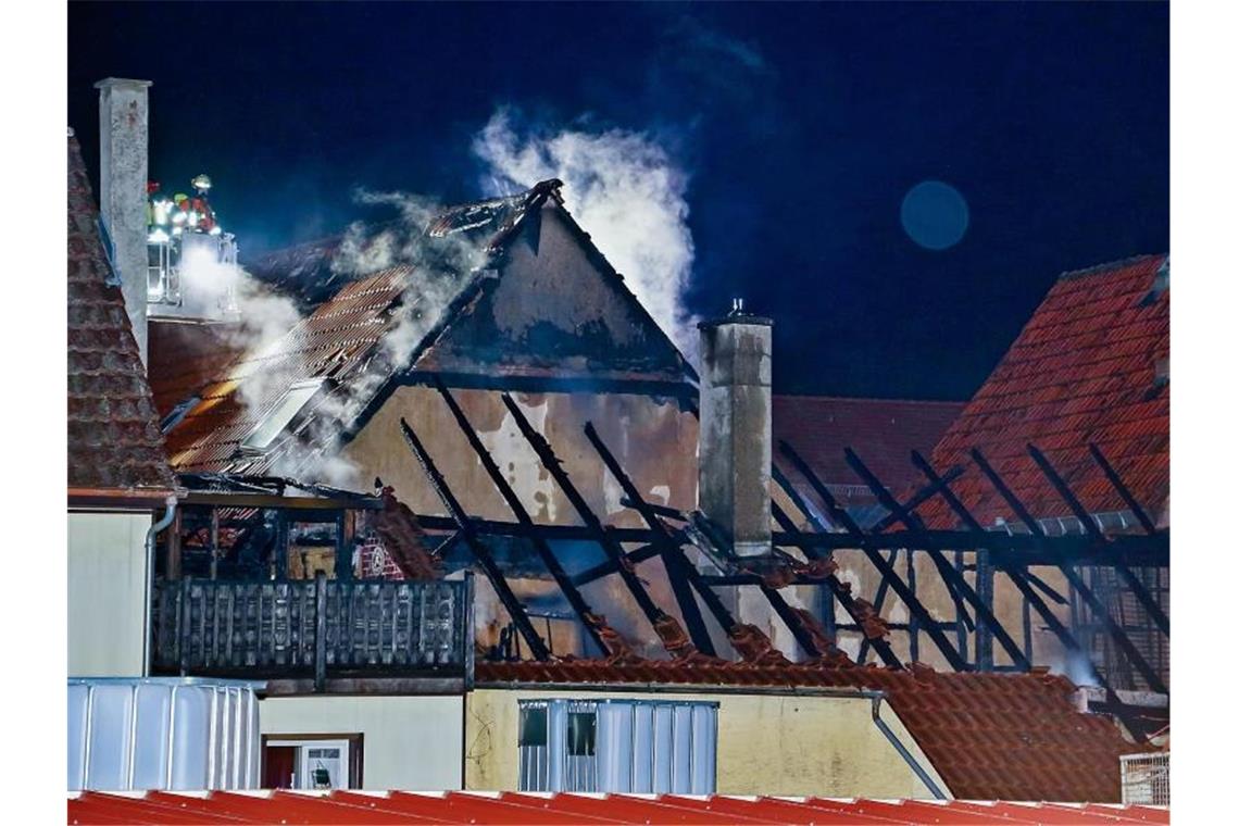 Halbe Million Euro Schaden bei Feuer in Asylunterkunft Die Feuerwehr löscht einen Dachstuhlbrand an einer Gemeinschaftsunterkunft in der Hochdorfer Straße. Foto: Andreas Rometsch/KS-Images.de/dpa