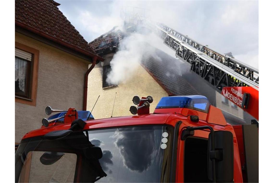 Die Feuerwehr löscht einen Wohnungsbrand im zweiten Obergeschoss eines Hauses. Foto: Priebe/pr-video