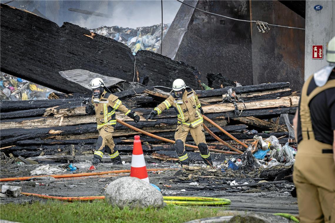 Die Feuerwehr löscht Glutnester und begutachtet den Schaden.