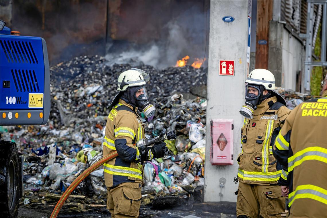 Die Feuerwehr löscht Glutnester und begutachtet den Schaden.