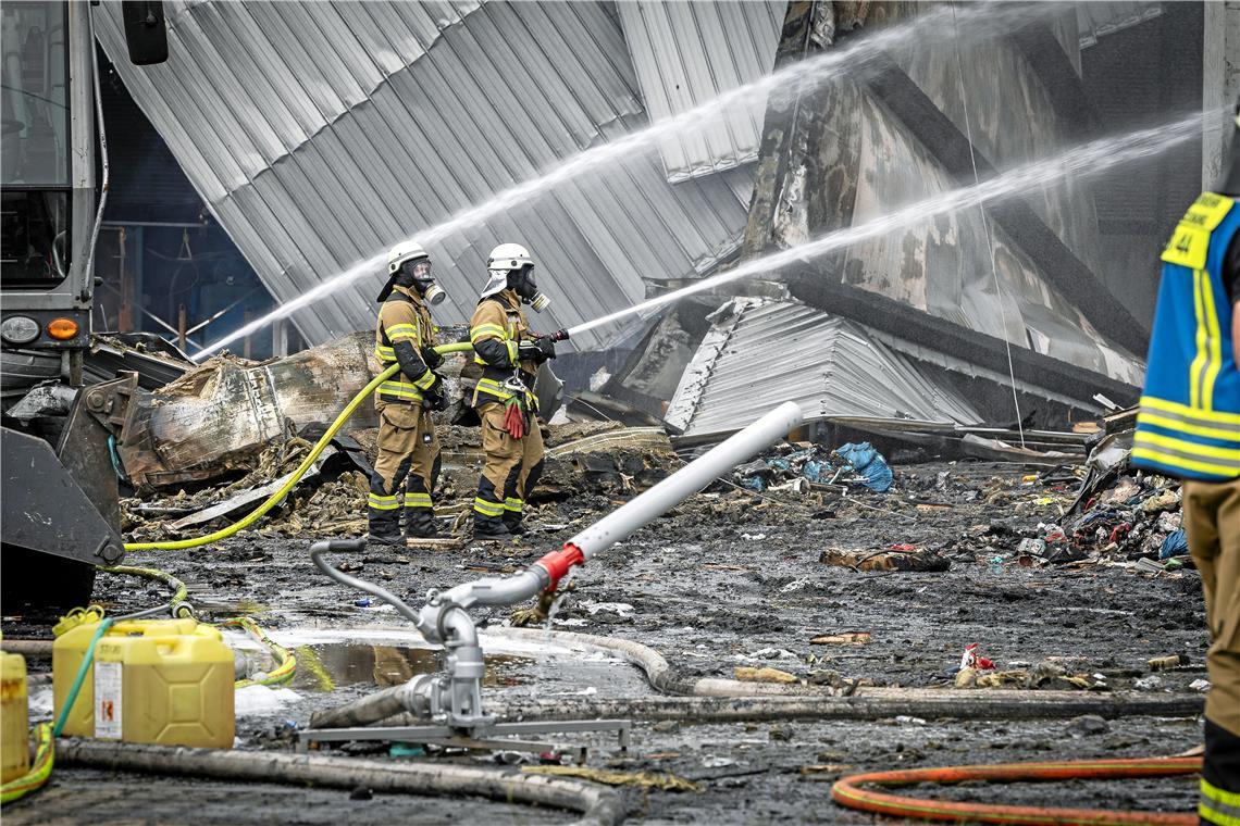 Die Feuerwehr löscht Glutnester und begutachtet den Schaden.
