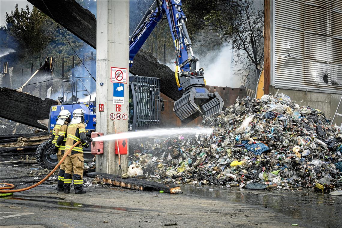 Die Feuerwehr löscht Glutnester und begutachtet den Schaden.