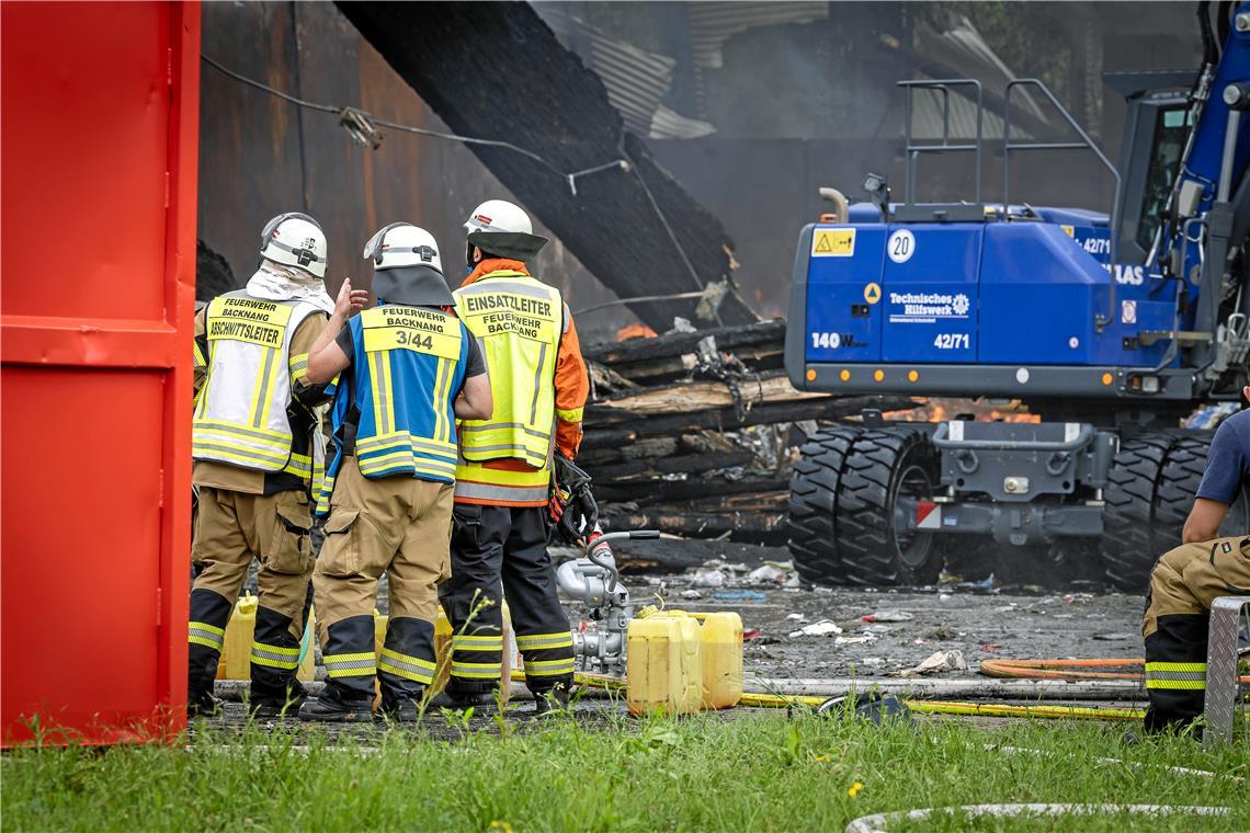 Die Feuerwehr löscht Glutnester und begutachtet den Schaden.