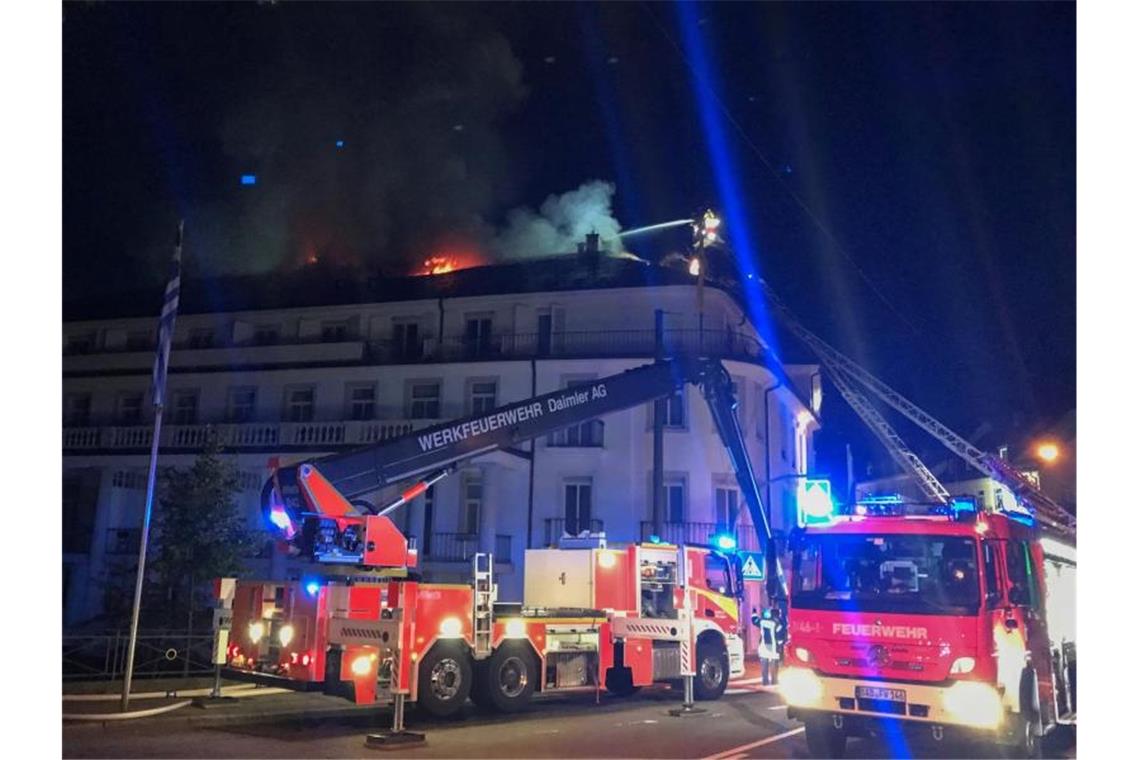 Millionenschaden bei Brand in Luxushotel Die Feuerwehr löscht von Drehleitern aus das Hotel „Badischer Hof“. Foto: Patrick Neumann/SWR/dpa