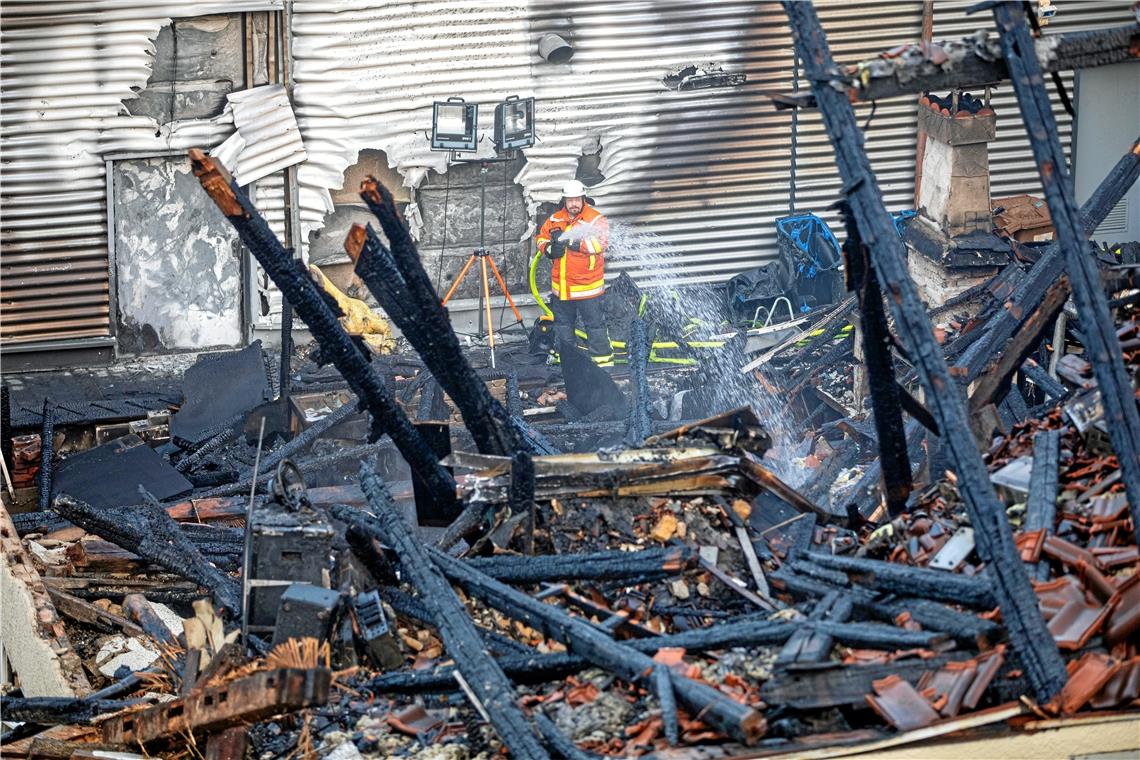 Die Feuerwehr ist die ganze Nacht im Einsatz Die Feuerwehr löscht weiterhin Glutnester, um ein erneutes Aufflammen zu verhindern. Foto: A. Becher