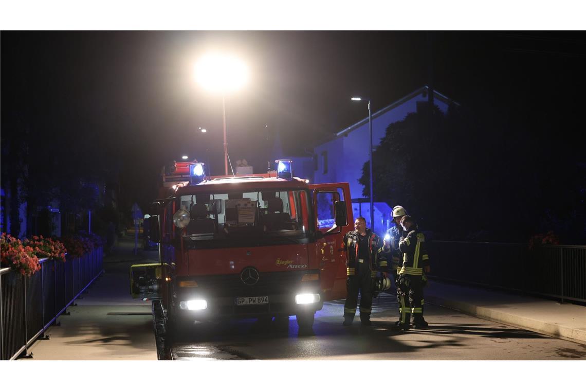 Vollbrand auf Parkplatz – 60.000 Euro Schaden Die Feuerwehr löschte daraufhin den Brand.