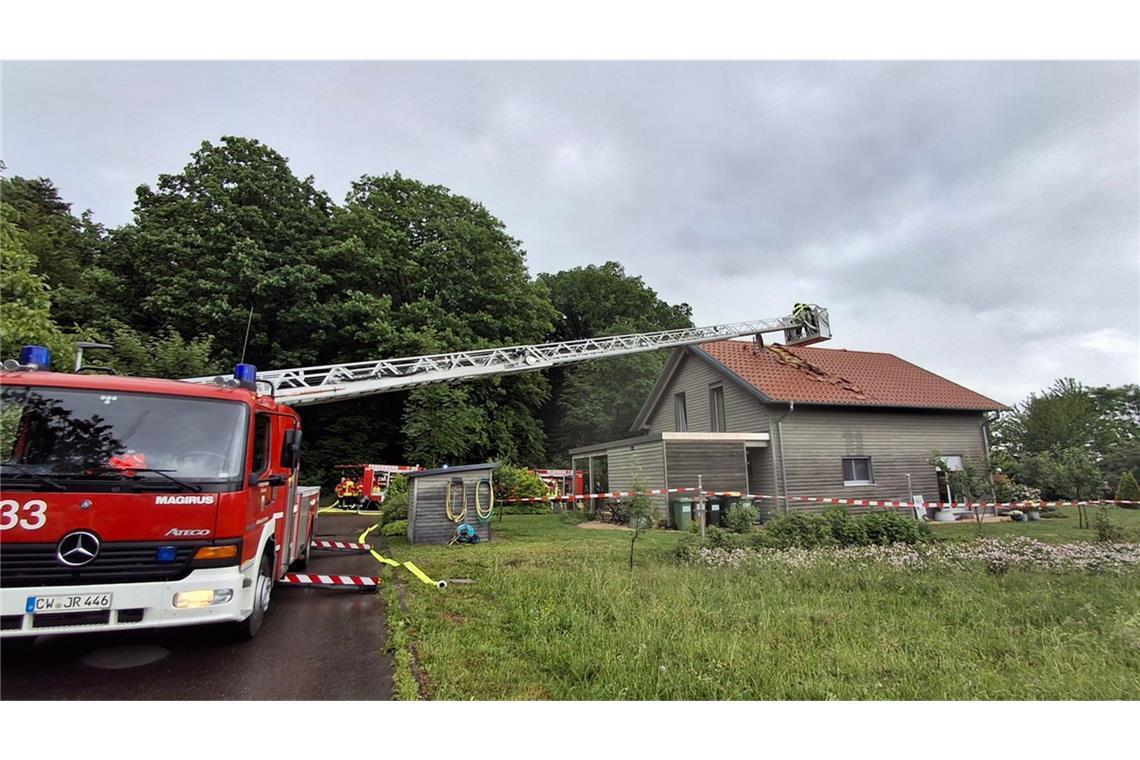 Rund 150.000 Euro Schaden nach Blitzschlag Die Feuerwehr löschte den Brand.