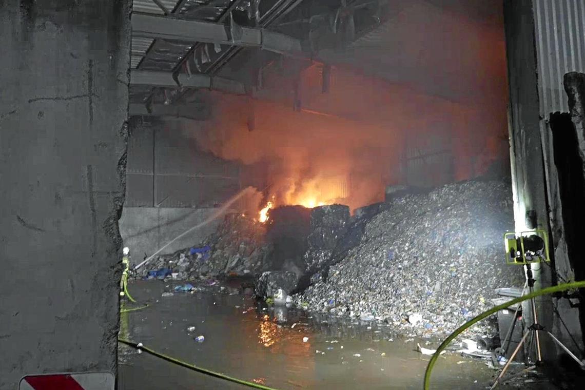 Wieder brennen die Müllberge in Backnang Die Feuerwehr löschte in der Nacht auf Montag Müll in einer Halle im Backnanger Gewerbegebiet Kuchengrund. Foto: 7aktuell/Alexander Hald