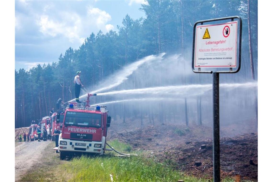Die Feuerwehr muss aus der Distanz löschen - das munitionsbelastete Gebiet ist gesperrt. Foto: Jens Büttner