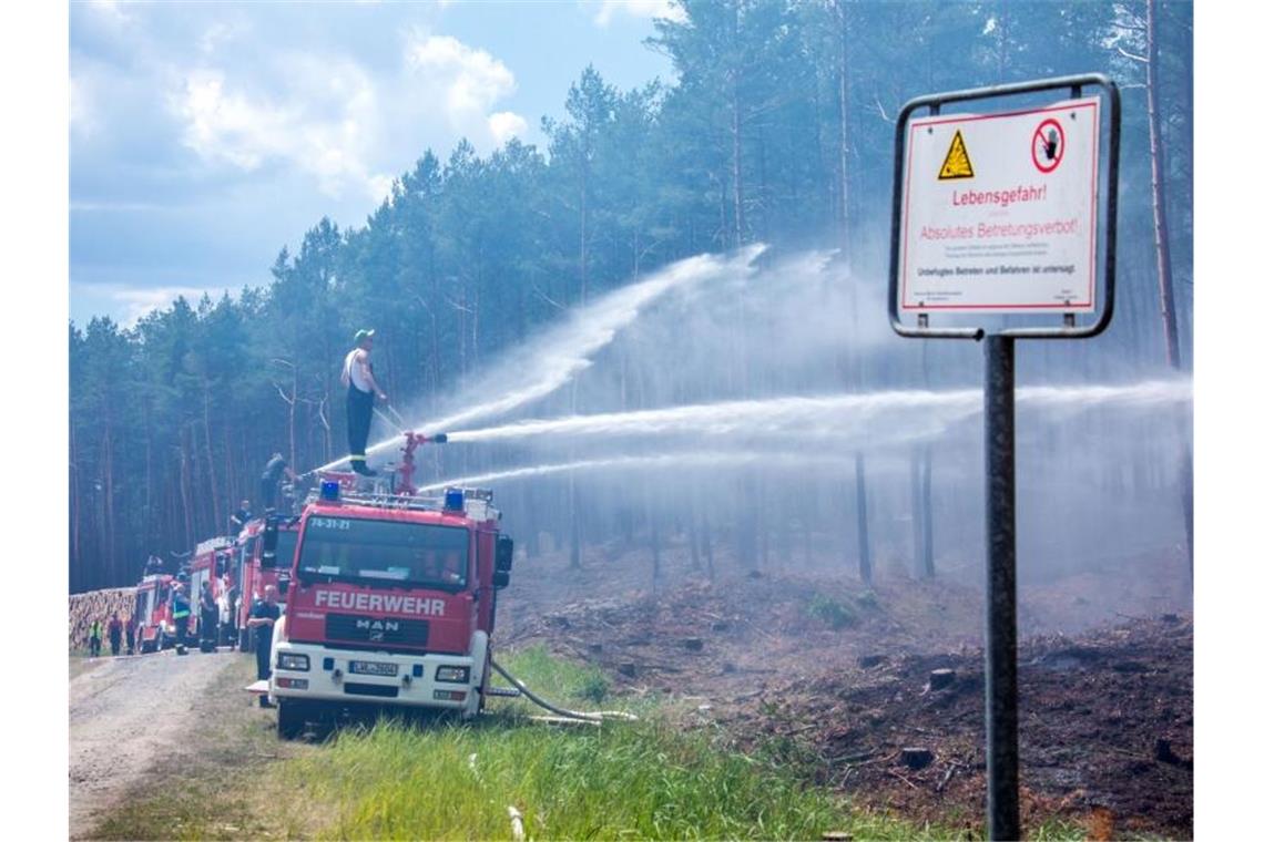Wasserwerfer und Räumpanzer bei Brandbekämpfung Die Feuerwehr muss aus der Distanz löschen - das munitionsbelastete Gebiet ist gesperrt. Foto: Jens Büttner