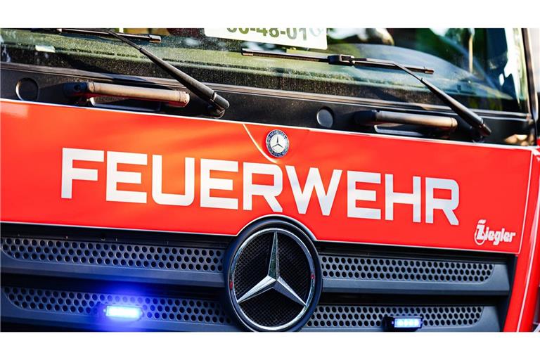 Die Feuerwehr muss zu einem Brand auf Feldern neben der A5 ausrücken (Symbolfoto).