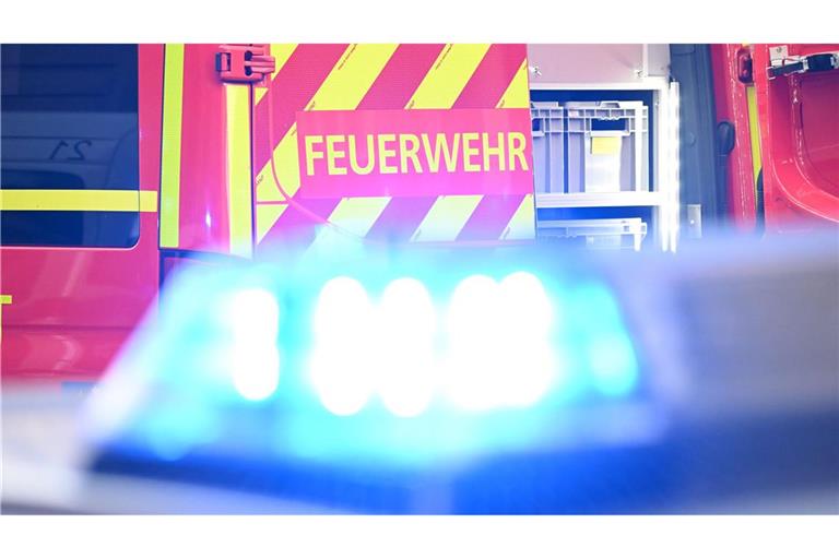 Die Feuerwehr musste den 31-Jährigen aus dem Wagen befreien.