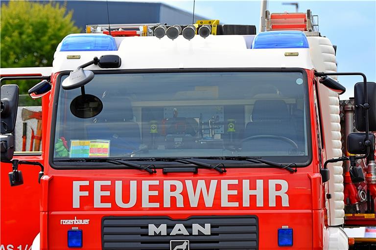 Die Feuerwehr musste den Waffenschrank mit schwerem Gerät öffnen. Symbolfoto: Tobias Sellmaier