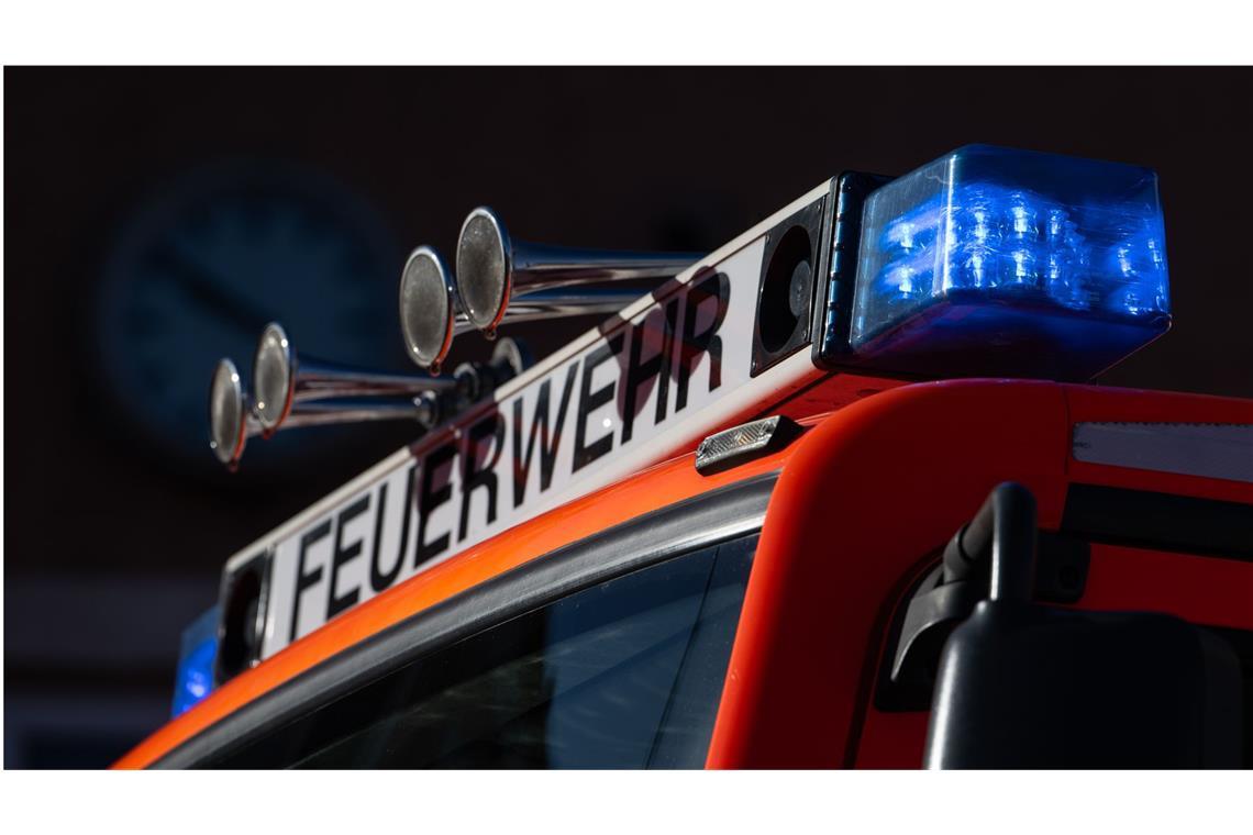 Haus gerät in einer Woche gleich zweimal in Brand – 600.000 Euro Schaden Die Feuerwehr musste zweimal innerhalb kurzer Zeit einen Brand in einem Haus in Pfinztal löschen. (Symbolbild)
