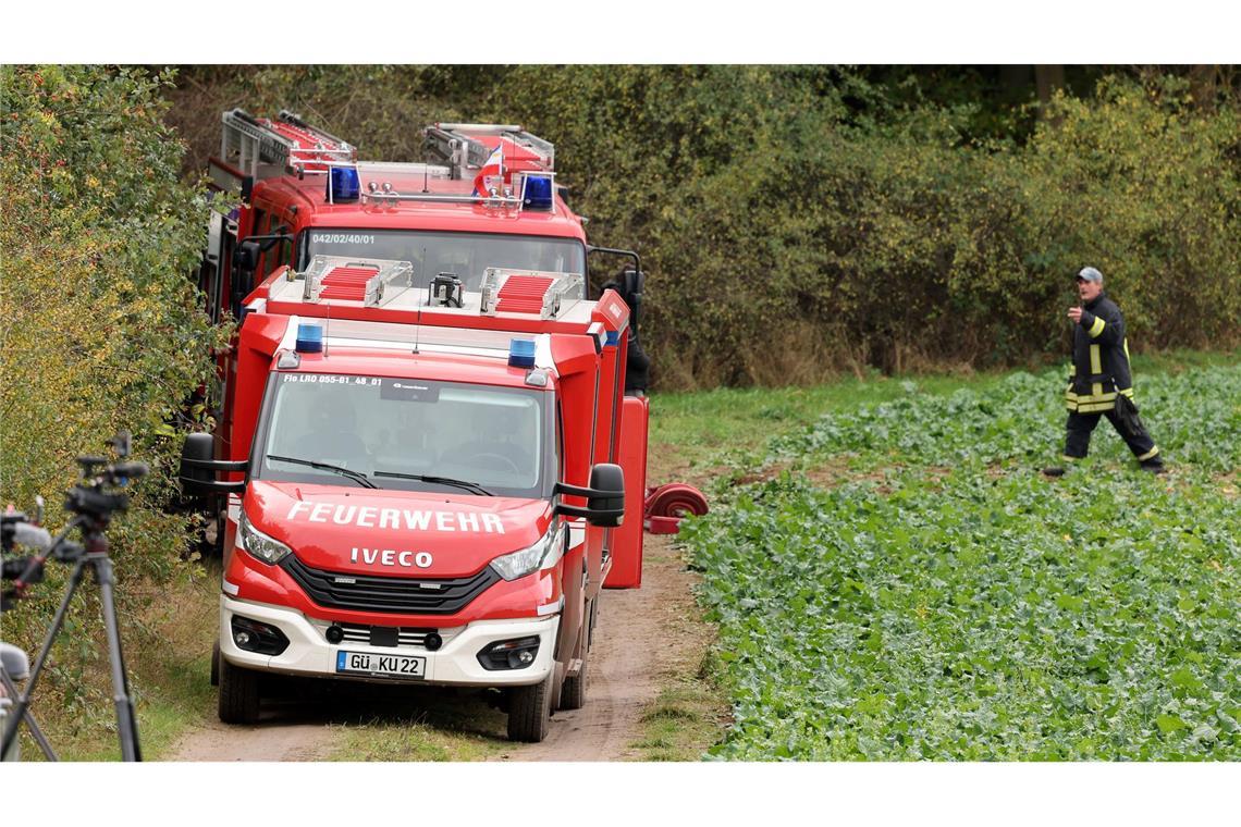 Vermisster Fabian ist tot - Erneute Spurensuche am Fundort Die Feuerwehr pumpte Wasser aus dem Tümpel ab.