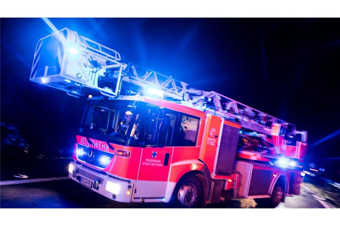 Die Feuerwehr rettete mehrere Menschen mit einer Drehleiter. (Symbolbild)