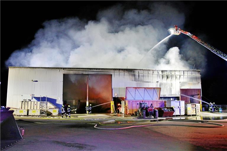Die Feuerwehr rückte mit zwölf Fahrzeugen an. Foto: Kevin Lermer/7aktuell