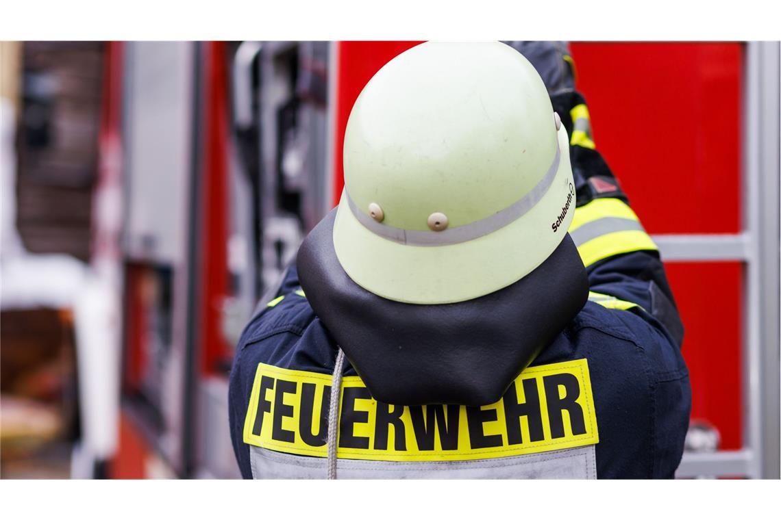 Brand in Entsorgungsunternehmen  – Feuerwehr auch am Morgen noch im Einsatz