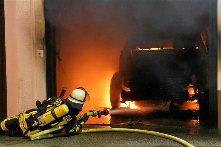 Die Feuerwehr Schorndorf musste heute früh ein brennendes Elektroauto löschen. . Foto: SDMG/Kohls