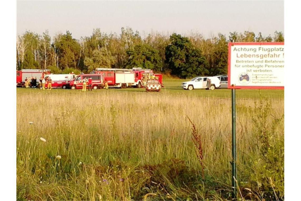 Kleinflugzeug stürzt in Sachsen-Anhalt ab - drei Tote Die Feuerwehr steht am Flugplatz Renneritz an der weiträumig abgesperrten Unfallstelle. Foto: Heiko Rebsch/dpa-Zentralbild/dpa