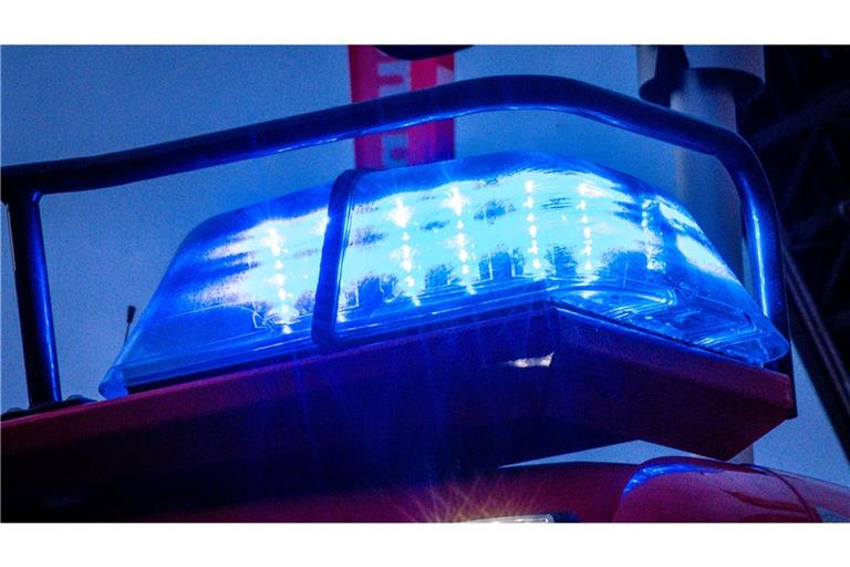 Die Feuerwehr stoppte den Austritt (Symbolbild).