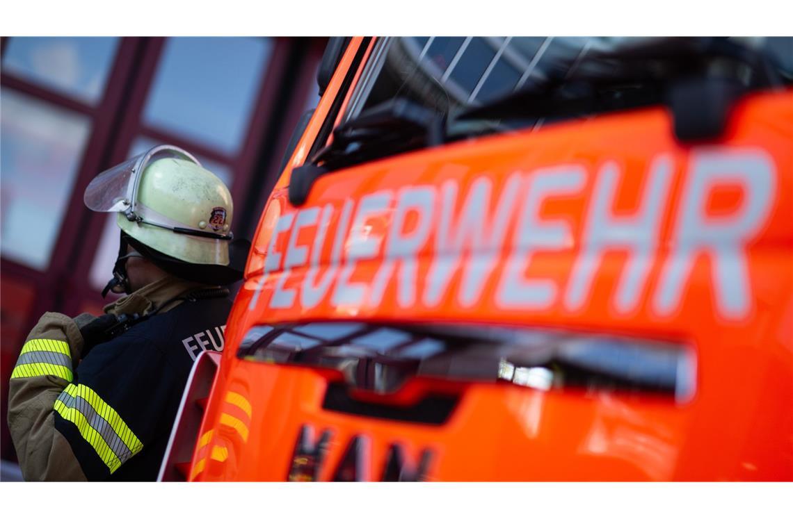 Die Feuerwehr und Polizei rückten aus, nachdem eine Rauchentwicklung im Wald gemeldet worden war (Symbolbild).