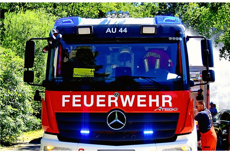 Die Feuerwehr unterstützte beim Löschen des Fahrzeugs. 