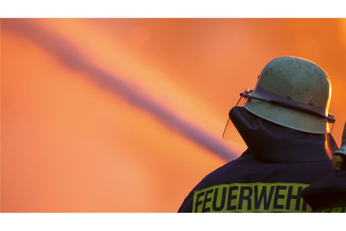 Scheune in Flammen – etwa 170.000 Euro Schaden Die Feuerwehr verhinderte ein Übergreifen der Flammen auf Wohnhäuser. (Symbolbild)