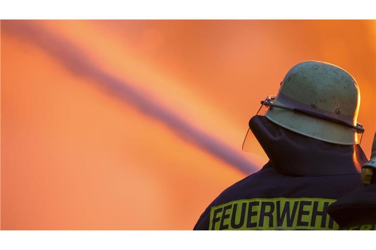 Die Feuerwehr verhinderte ein Übergreifen der Flammen auf Wohnhäuser. (Symbolbild)
