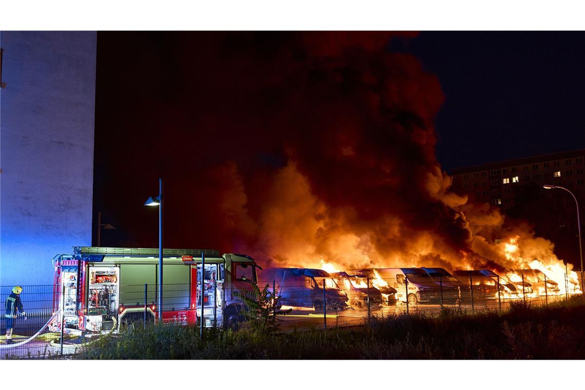 Transporter in Flammen: Bekennertext legt Brandanschlag nahe Die Feuerwehr versucht nach einem mutmaßlichen Brandanschlag in Berlin-Lichtenberg brennende Kleintransporter zu löschen.