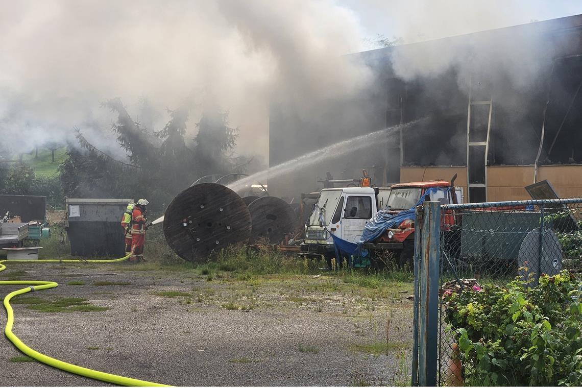 Halle brennt in Mittelbrüden Die Feuerwehr war am Mittwochvormittag zu einem Löscheinsatz ausgerückt. Foto: Kevin Lermer/7aktuell.de