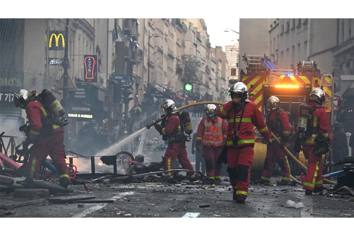 Die Feuerwehr war an vielen Orten im Einsatz, musste sich dabei aber selbst gegen Angriffe wehren.