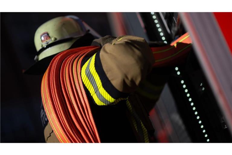 Die Feuerwehr war bereits seit sechs Stunden im Einsatz. (Symbolbild)