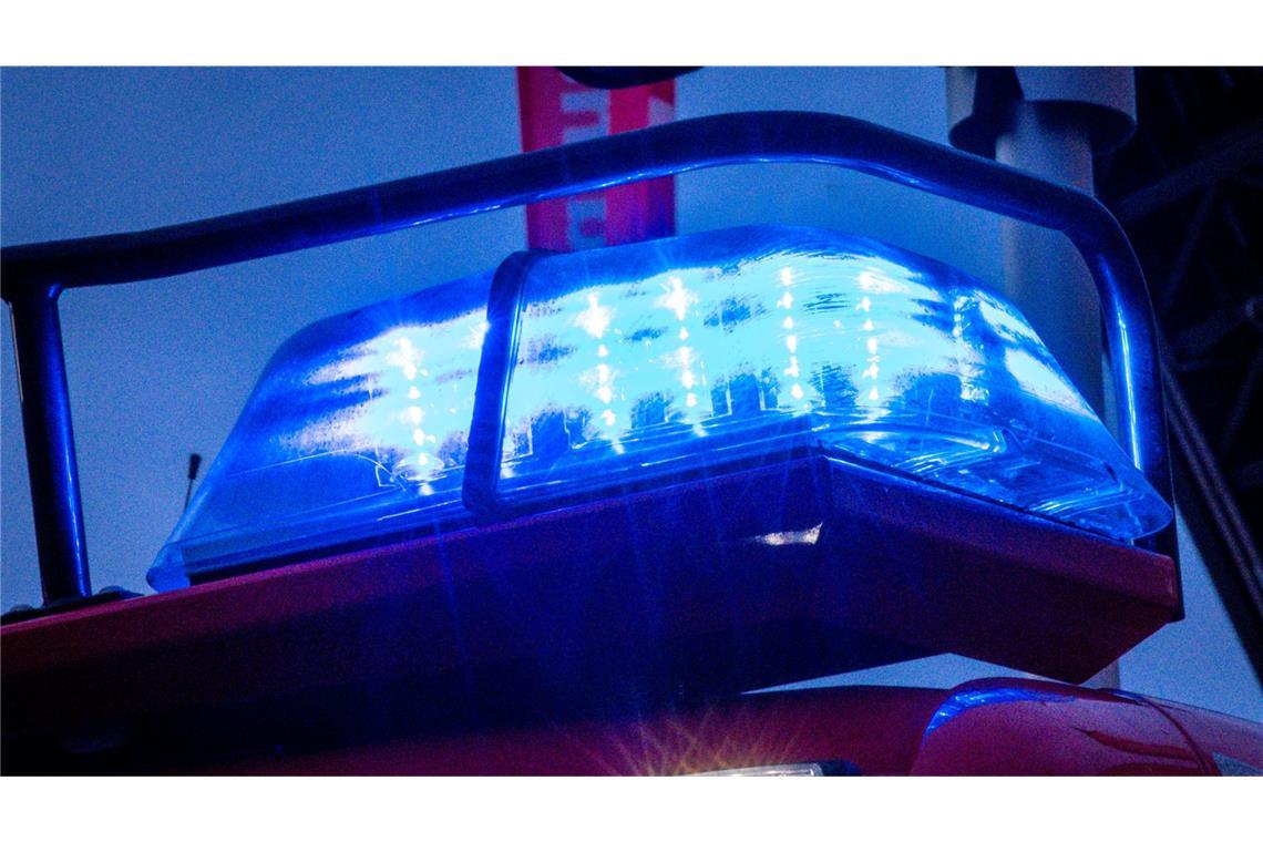 Zehn Meter hoher Schrotthaufen brennt auf Recyclinghof Die Feuerwehr war im Einsatz (Symbolbild).