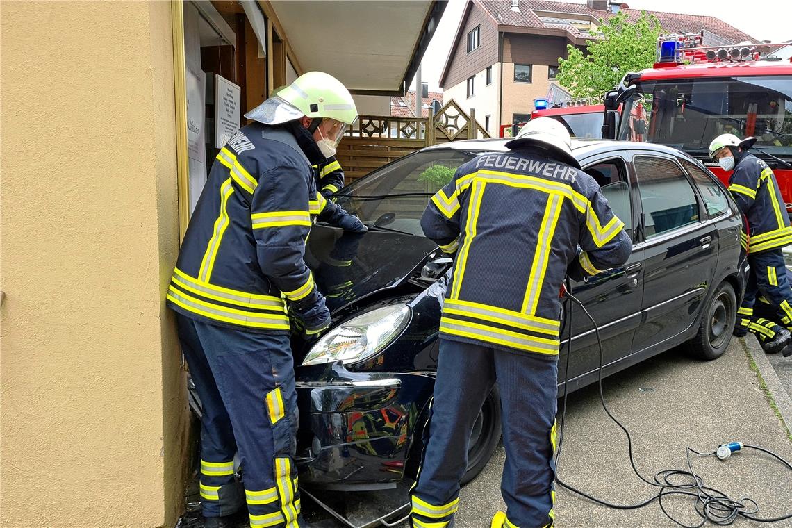 Die Feuerwehr war im Einsatz, um das völlig demolierte Fahrzeug und das Gebäude zu sichern. Foto: B. Beytekin