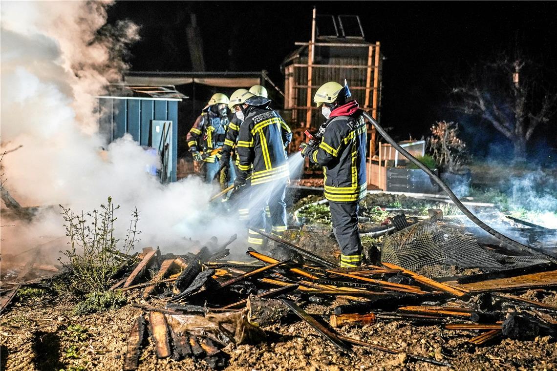 Feuerwehr löscht brennenden Holzstapel