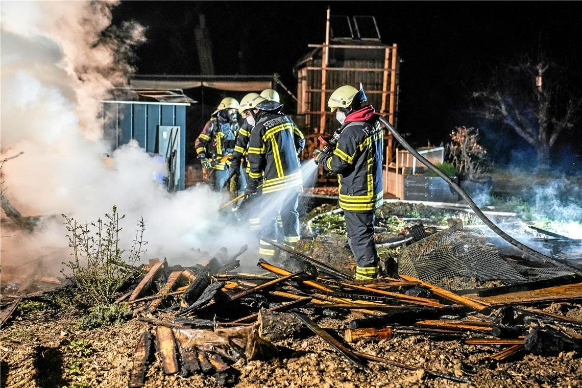 Feuerwehr löscht brennenden Holzstapel Die Feuerwehr war mit 18 Mann im Einsatz. Foto: Süddeutsche Mediengesellschaft/Kohls