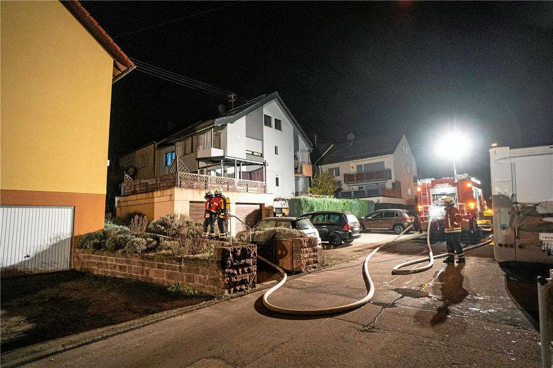 Schwaikheimer Feuerwehr muss wegen verbranntem Essen ausrücken Die Feuerwehr war mit 24 Einsatzkräften vor Ort. Foto: 7aktuell.de/Simon Adomat
