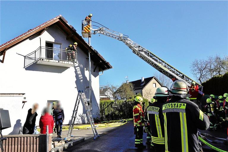 Die Feuerwehr war mit 60 Einsatzkräften vor Ort, um den Brand in der Straße Im Kugelhof zu löschen. Foto: 7aktuell.de/Kevin Lermer