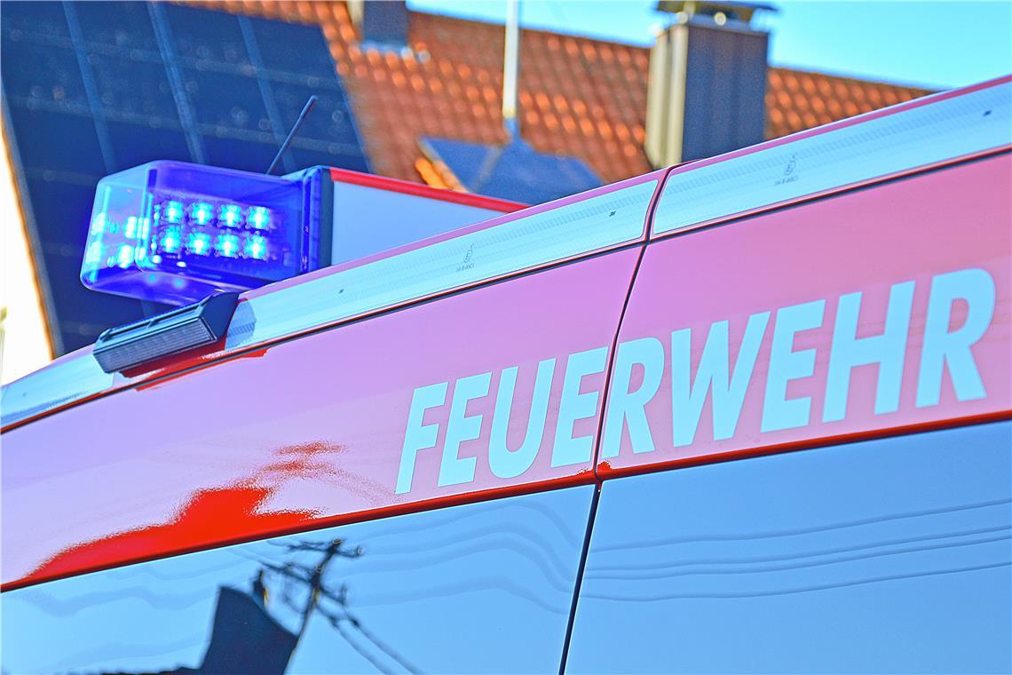 Die Feuerwehr war mit drei Fahrzeugen im Einsatz. Symbolfoto: Tobias Sellmaier